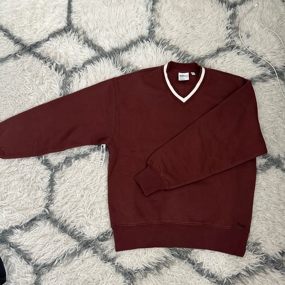 ARTIZIA NWT - TNA Cozy Fleece Boyfriend V-Neck Sweatshirt Burgundy - XS - Picture 2 of 5